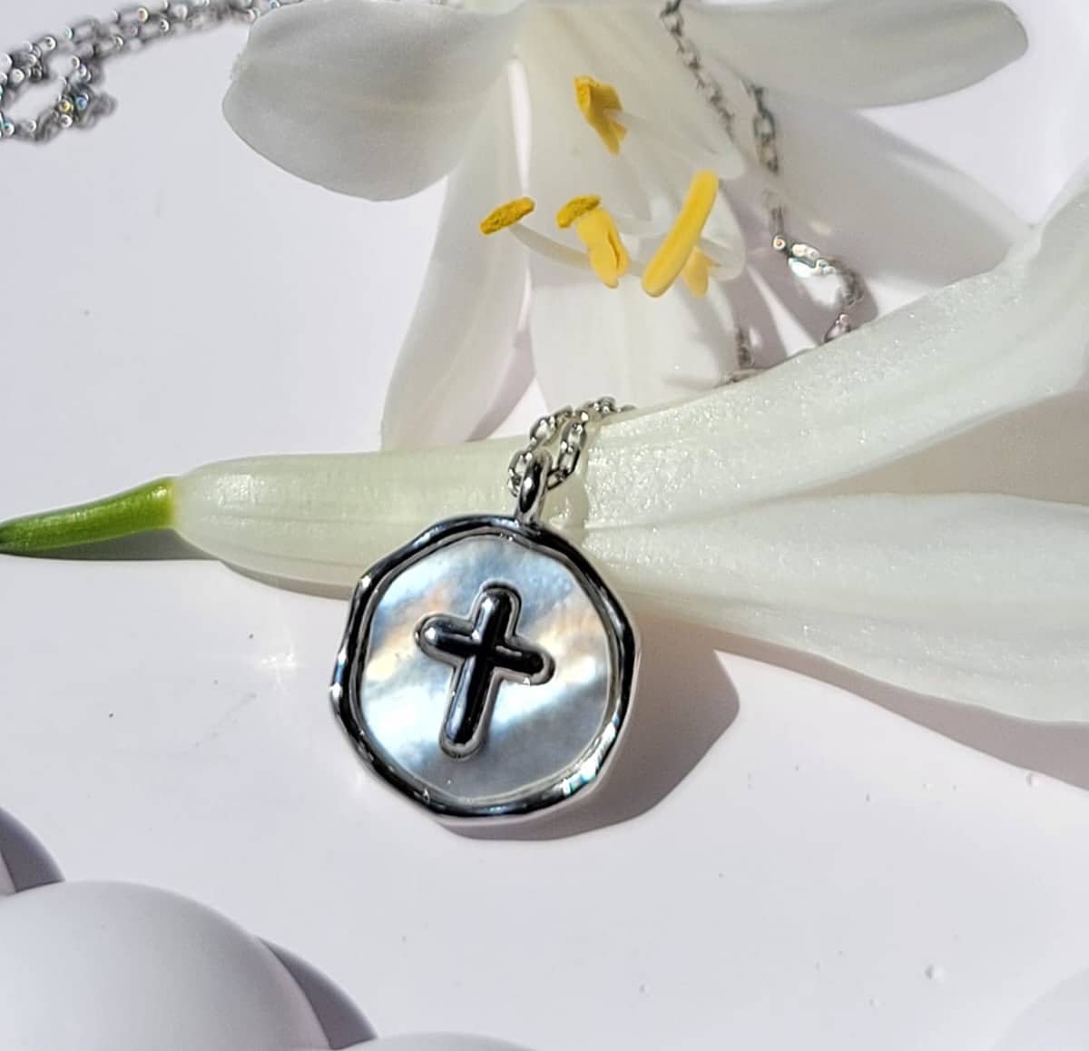 Collar Medalla con Cruz en Nácar