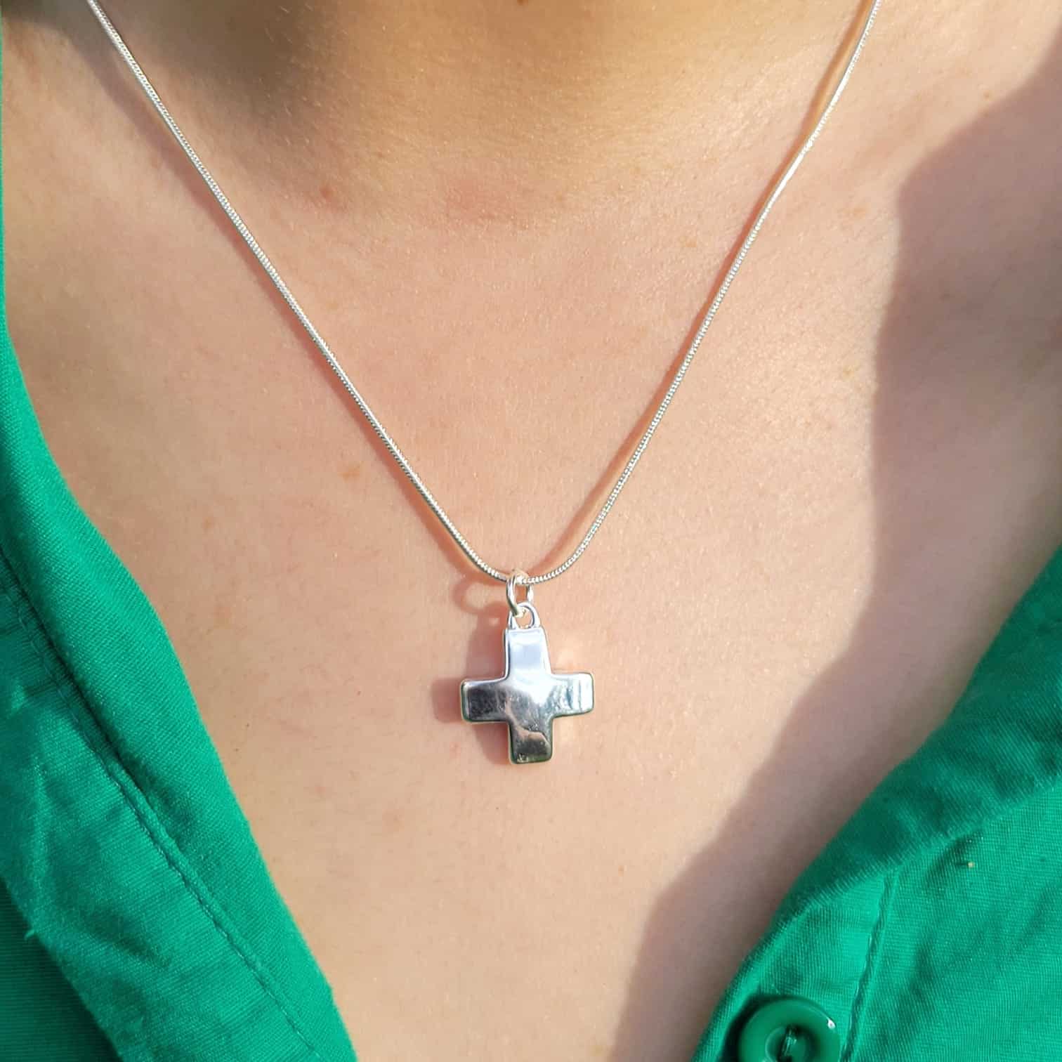 Collar de Cruz Minimalista - Imagen 3