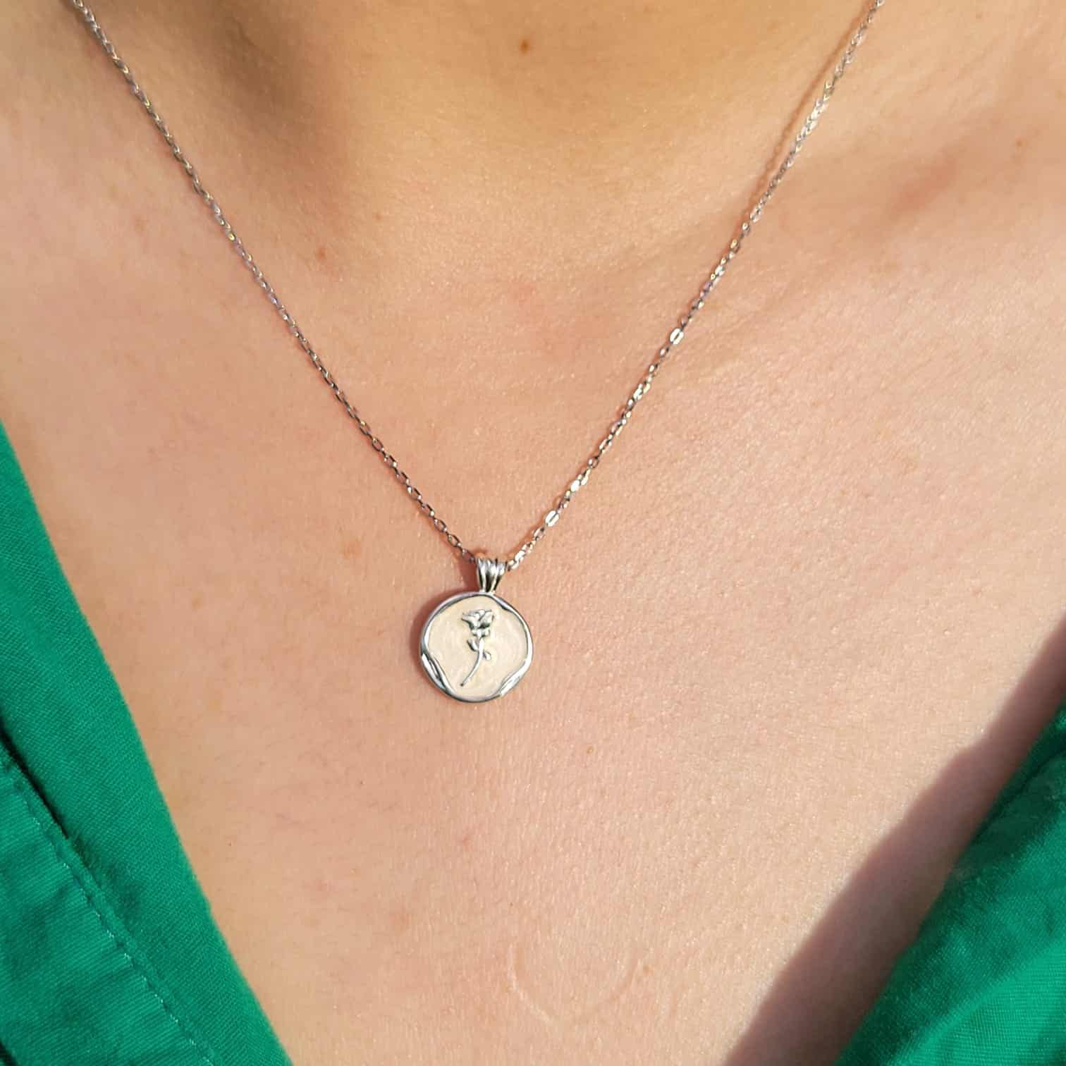 Collar con Flor en Relieve - Imagen 4