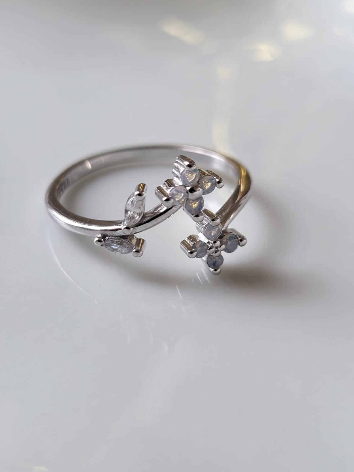 Anillo de Plata 925 con circonias en diseño de flores - Imagen 5