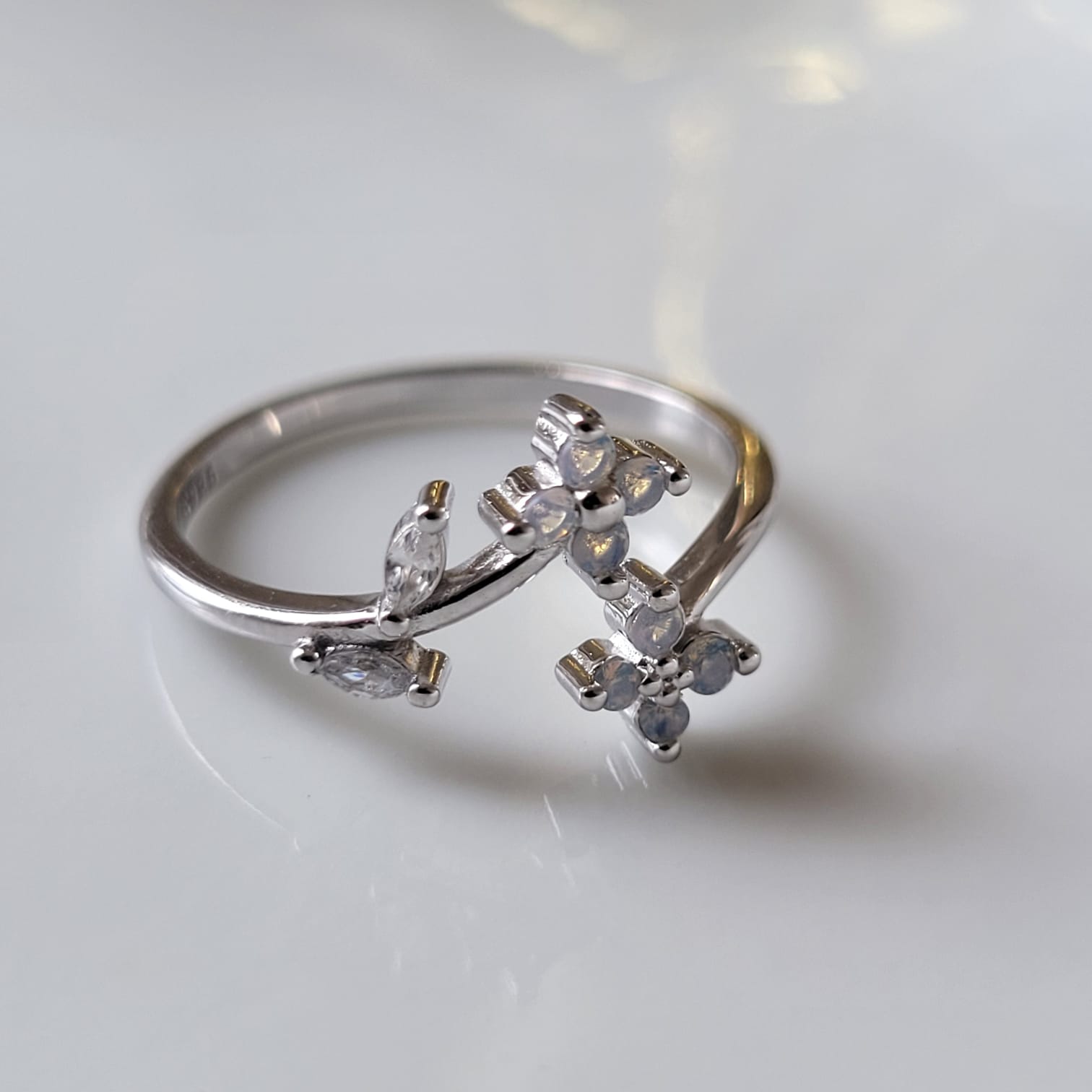 Anillo de Plata 925 con circonias en diseño de flores - Imagen 4