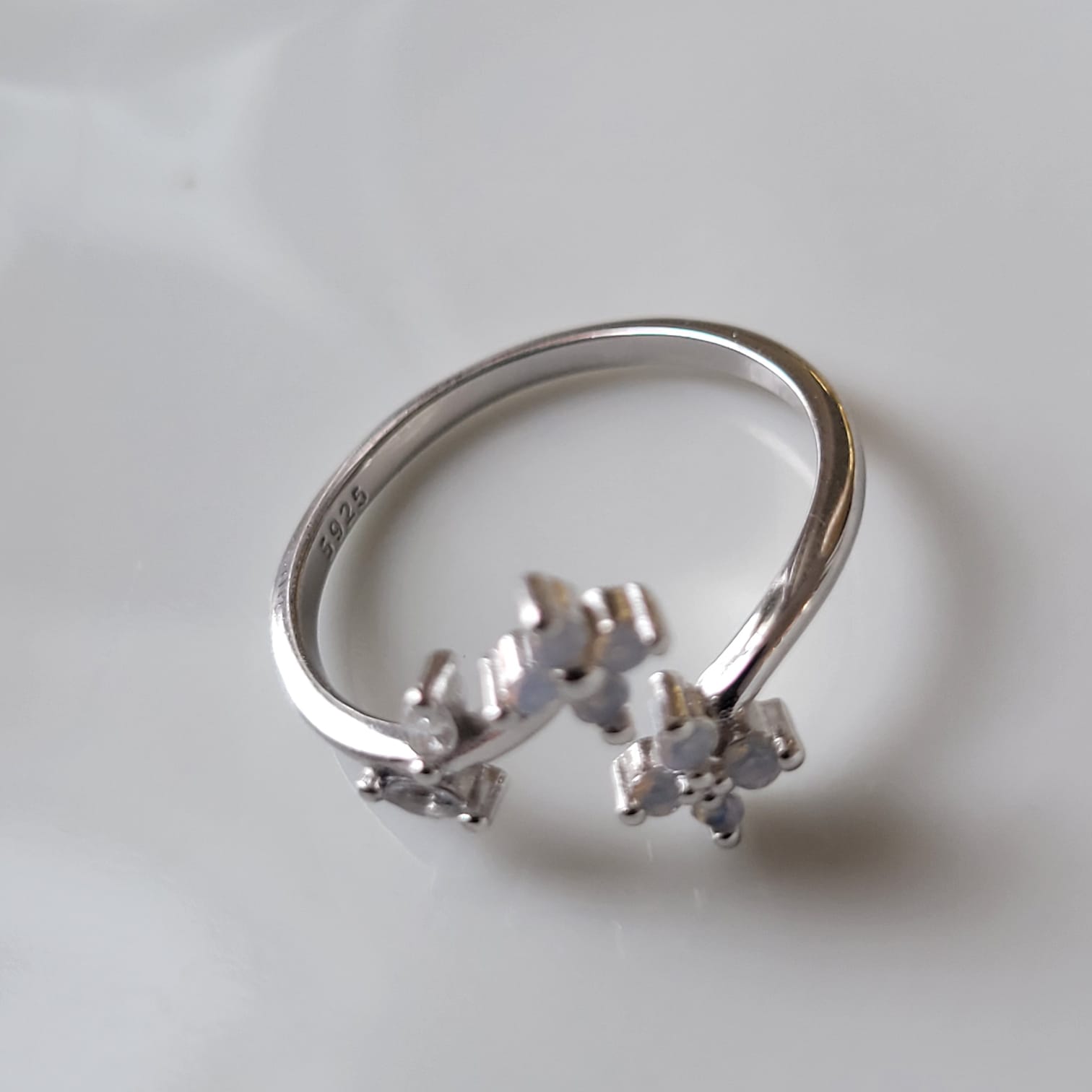 Anillo de Plata 925 con circonias en diseño de flores - Imagen 2